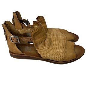 Miz Mooz Fiona Leather Sandals in Wheat Size 41